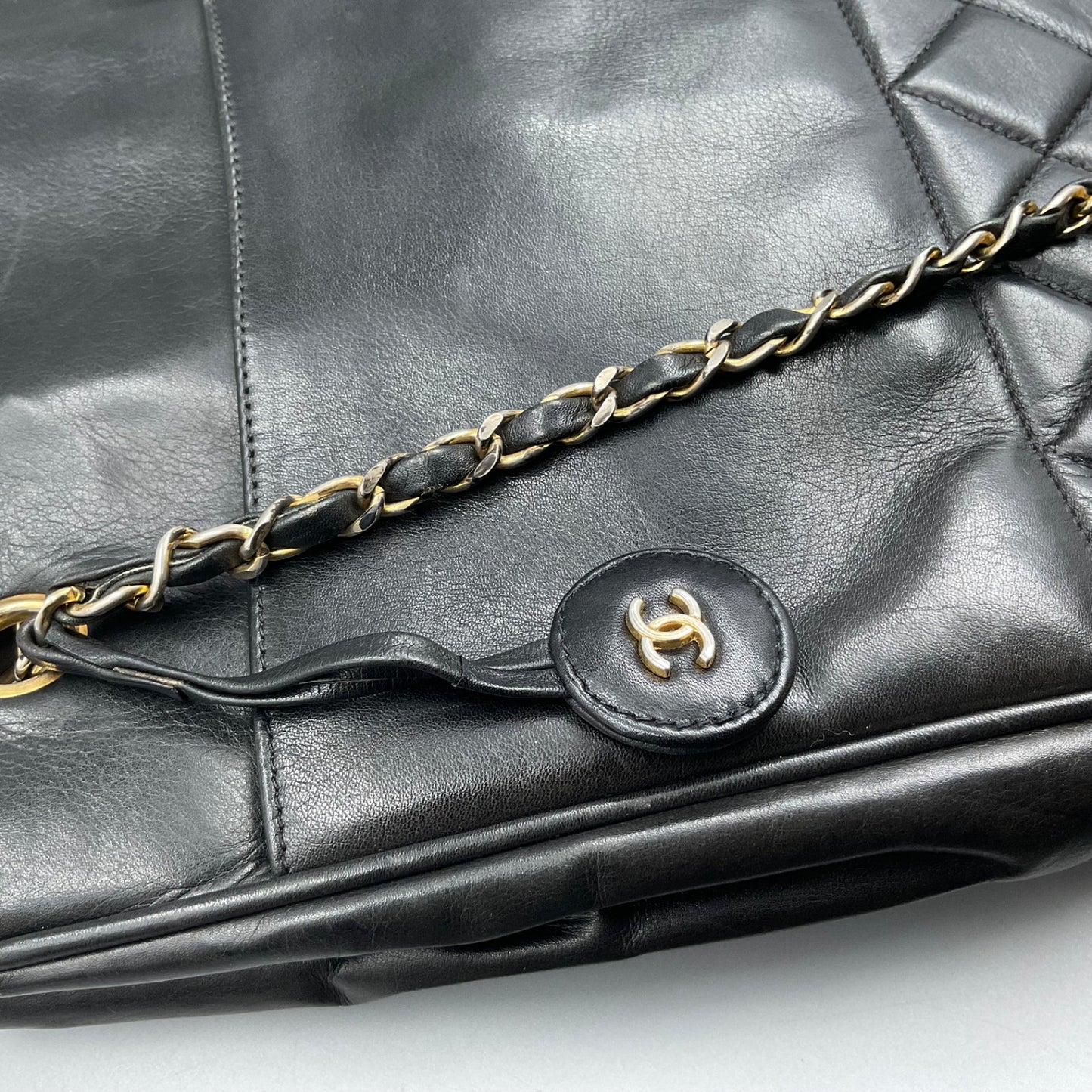 CHANEL BLACK LEATHER TOTE