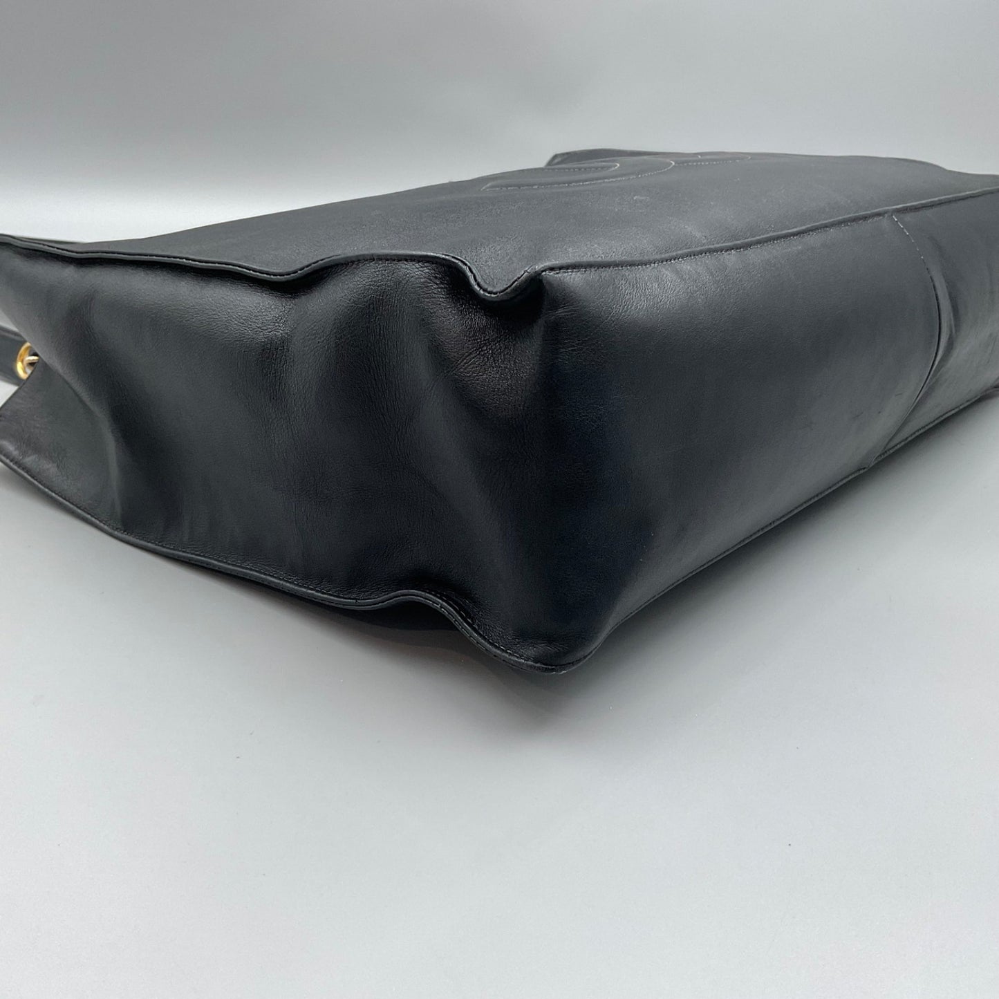 CHANEL CC BLACK LEATHER TOTE