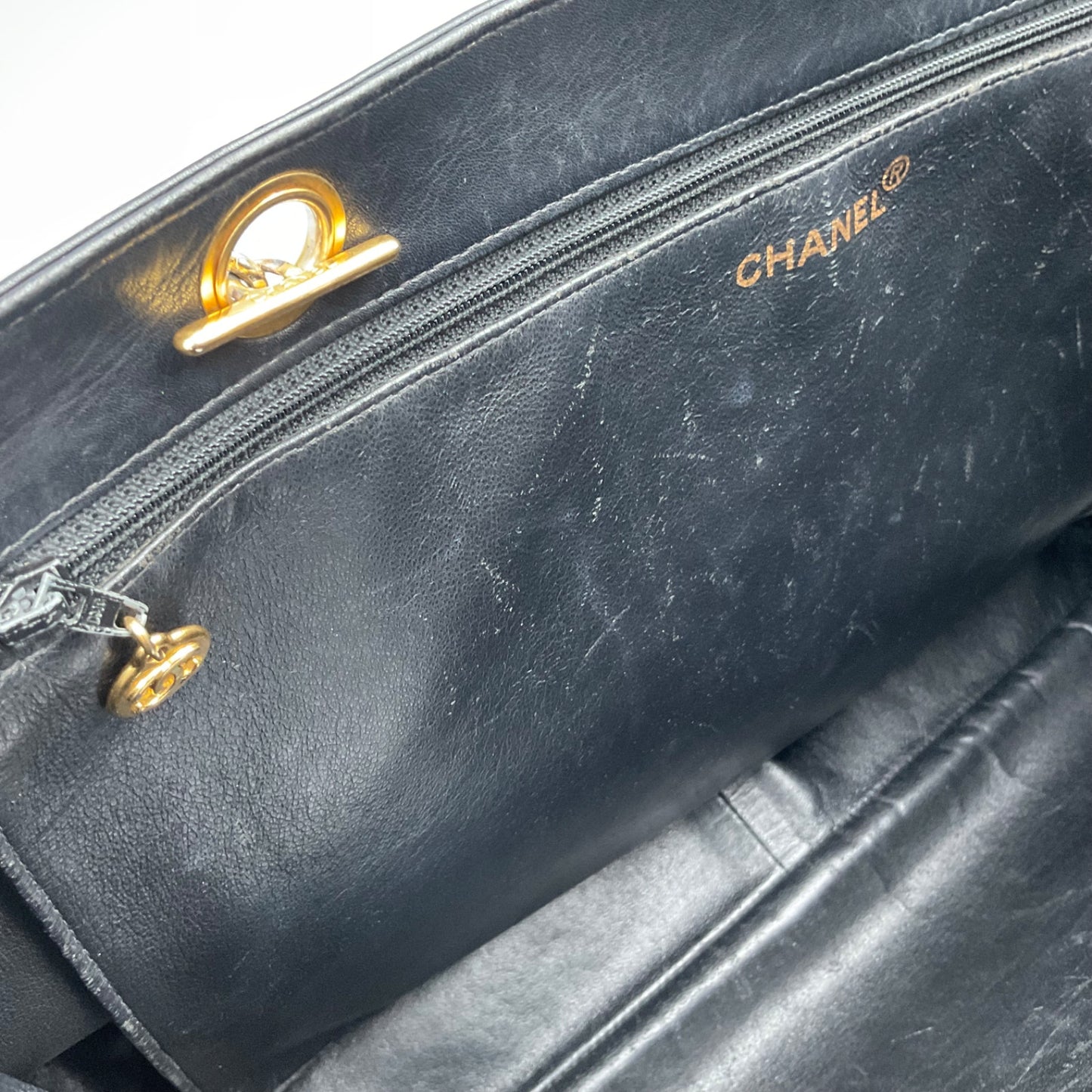 CHANEL CC BLACK LEATHER TOTE
